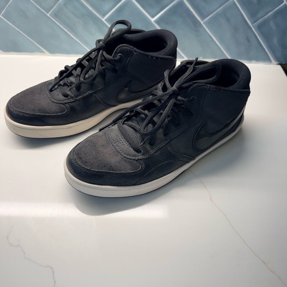 Boy’s Black Nike Sneakers - Picture 2 of 4